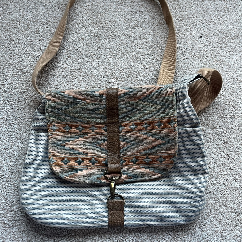 FREE Women's Bag Free With Purchase